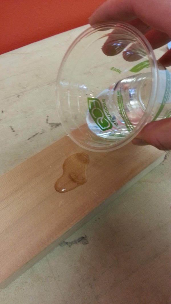 两千块的实木茶几被撞凹了，婆婆竟用个熨斗就平了！